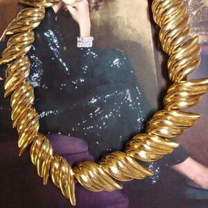 Heavy gold tone link choker style necklace very good condition